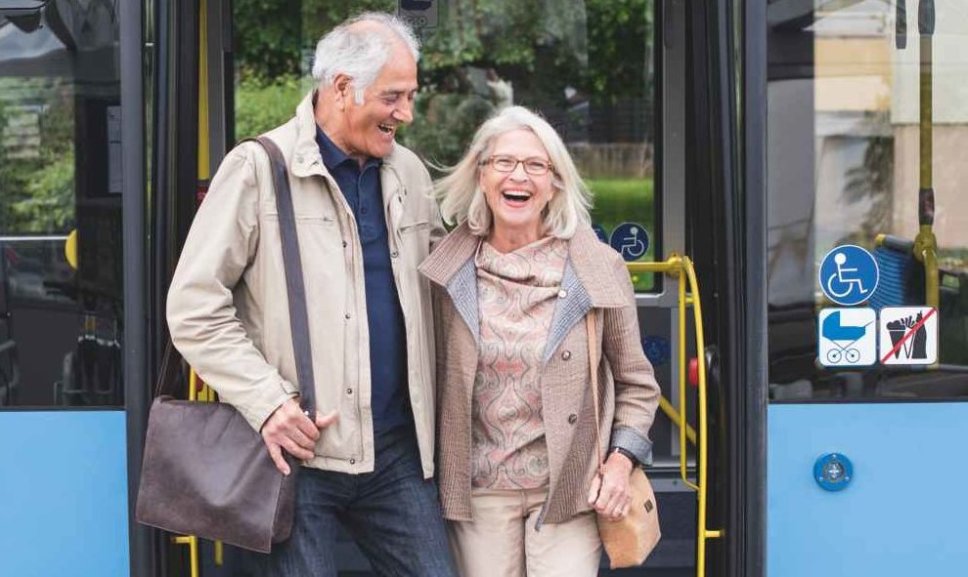 Älteres Paar steigt aus einem Bus